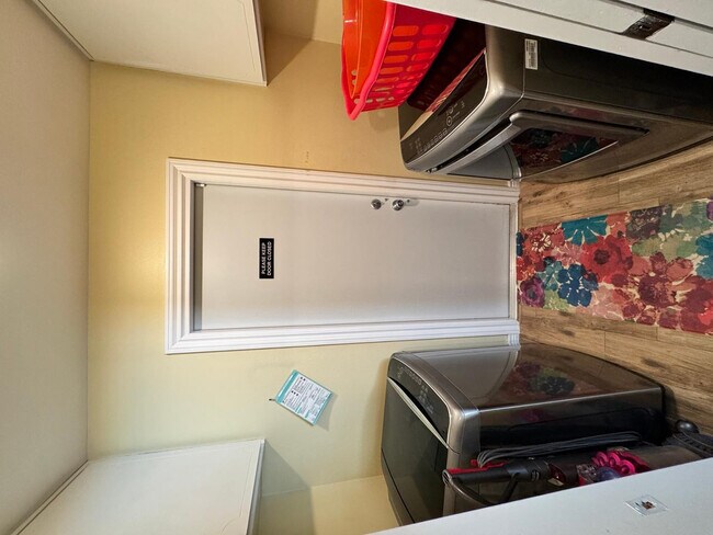 Building Photo - 8238 E Vista Dr