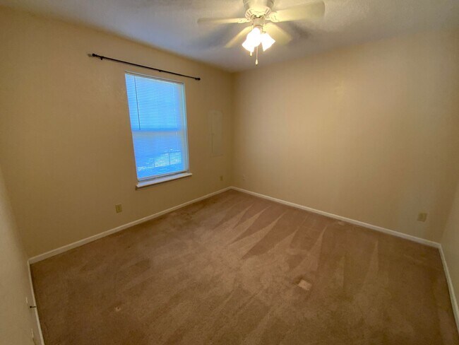 Building Photo - 3 Bedroom 2 Bathroom Duplex