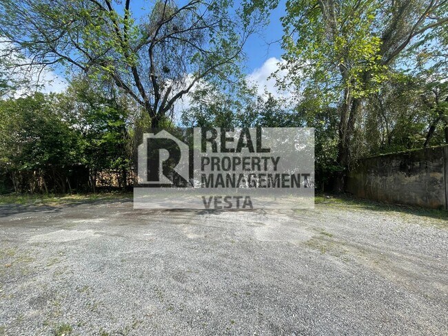 Building Photo - 420 College St