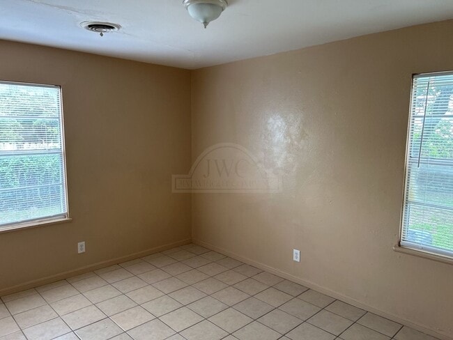 Building Photo - 704 Jefferies, Killeen