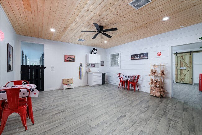 Building Photo - 12826 Hill Dr