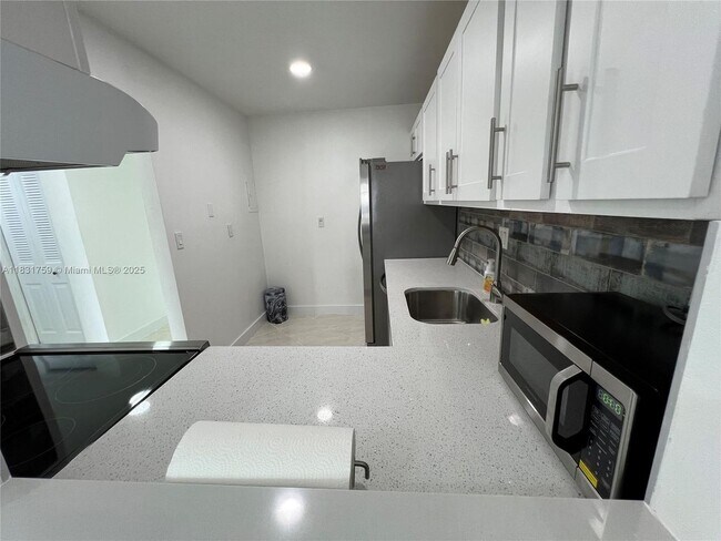 Building Photo - 8000 SW 81st Dr