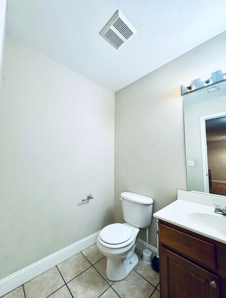 Building Photo - 586 Hampton Way