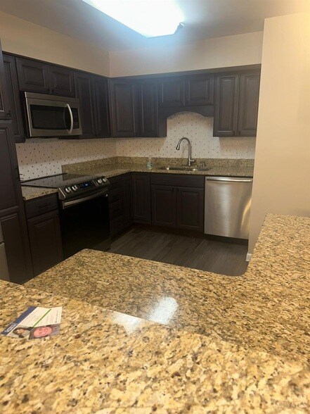 Building Photo - 9462 Hunters Creek Dr