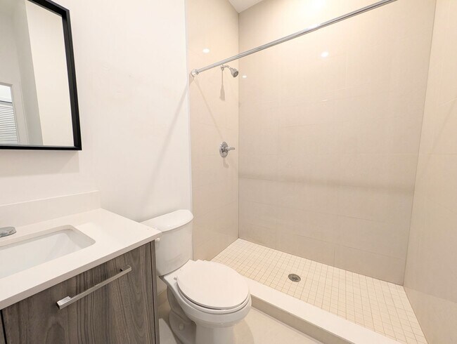 Building Photo - Spacious 3 Bedroom / 3.5 Bathroom Townhome for Rent – Miami