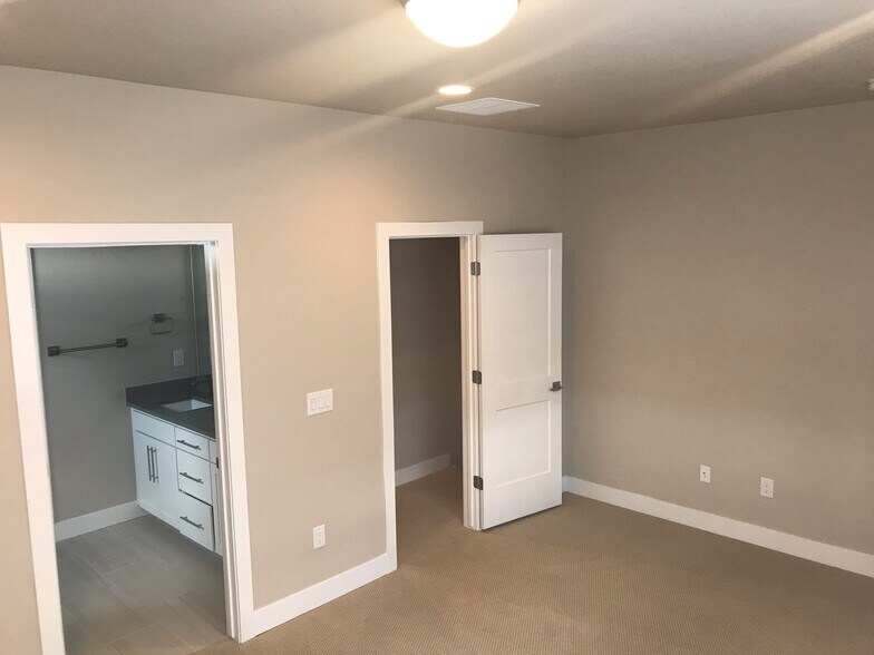 Building Photo - 6763 S Tempe Ct