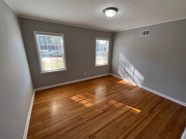 Building Photo - 3684 Bedford Ln - Available Now!