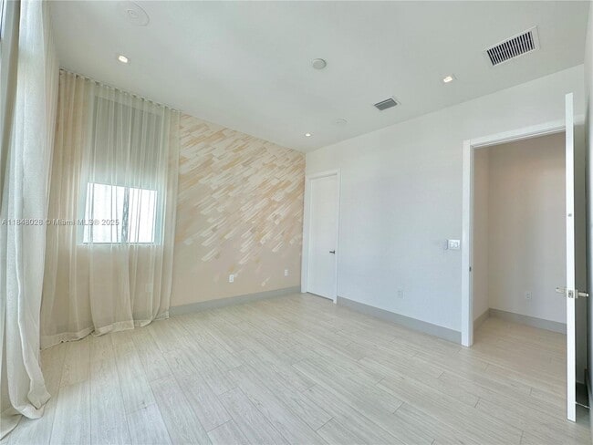 Building Photo - 6811 NW 104th Ct
