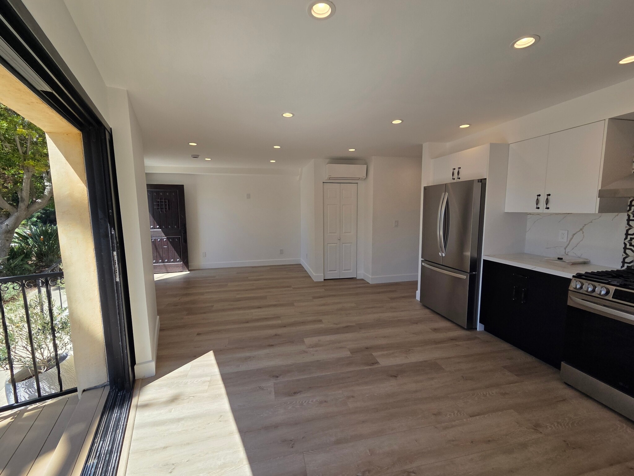 Building Photo - 854 S Sycamore Ave