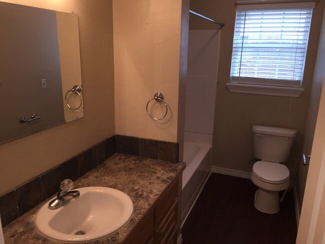 Building Photo - Great Location!