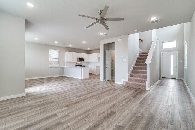Building Photo - "Modern 3-Bedroom Home with Beautiful Finishes Throughout!"