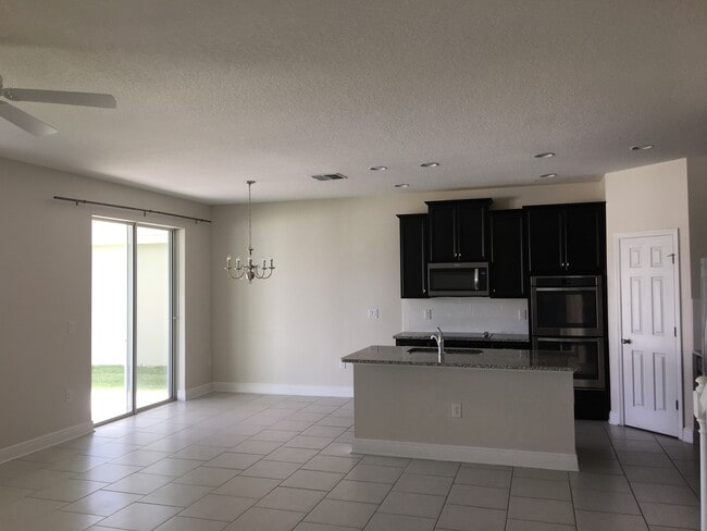 Building Photo - 2510 Sanderling St