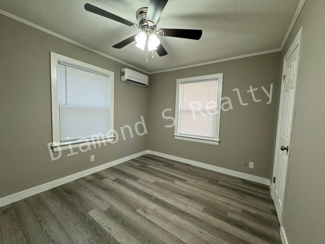 Building Photo - MOVE IN SPECIAL! - Updated 2 bedroom Home ...