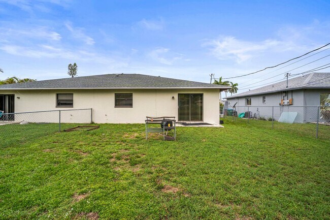 Building Photo - Stunning duplex offers two spacious bedroo...