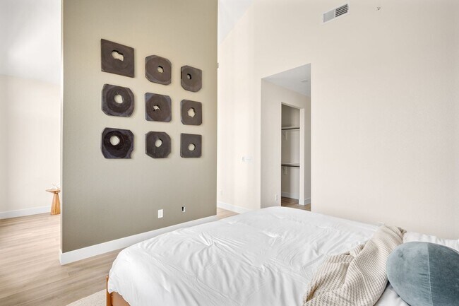 Building Photo - Modern 2-Bedroom, 2.5-Bath Townhome in Wes...