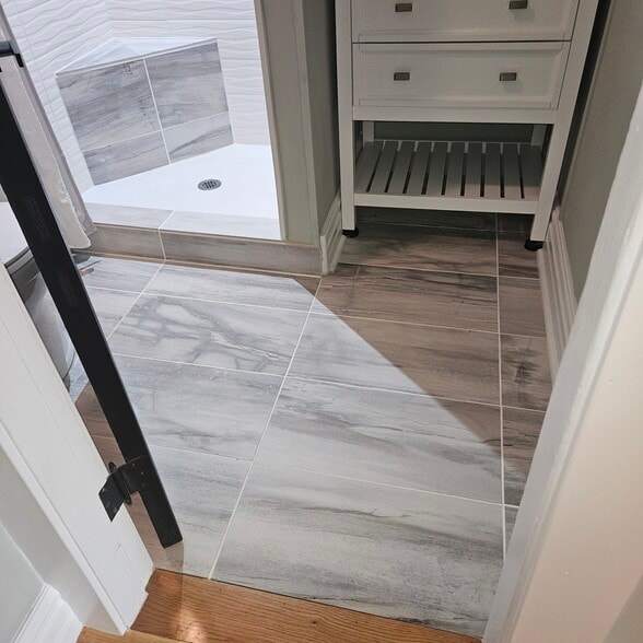 Porcelain tile floor - 811 Tyler St