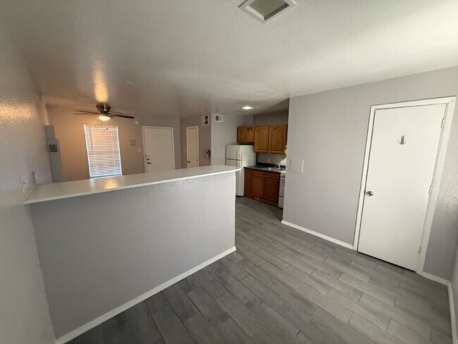 Building Photo - Downtown studio! Laundry on-site! Move-in special!