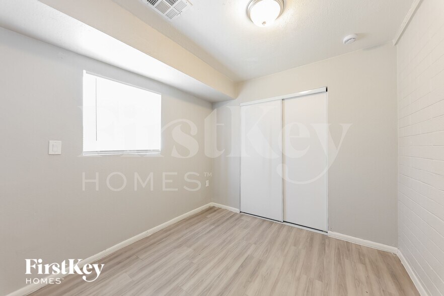 Building Photo - 3816 W Northern Ave