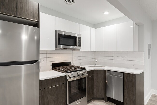 Building Photo - 7606 N Eastlake Terrace