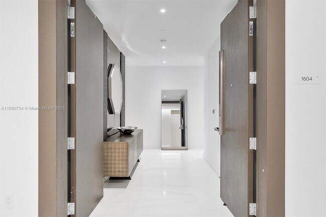 Building Photo - 300 Biscayne Blvd Way