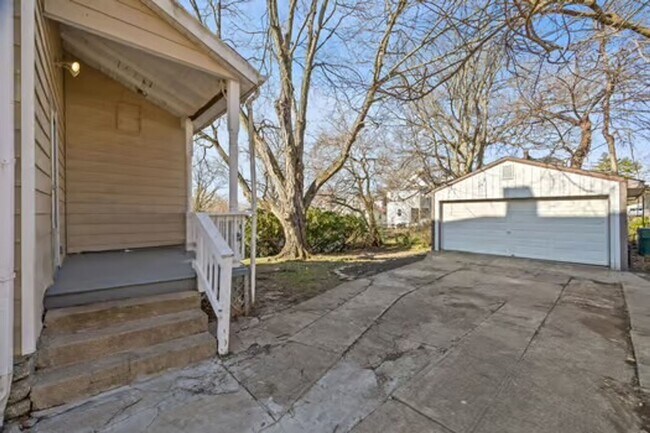 Building Photo - CHEVIOT:  Adorable 2+ bed 1.5 bath 2 story w 2 car garage