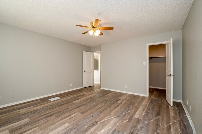 Building Photo - Fully Remodeled Townhome with Loft and Pri...