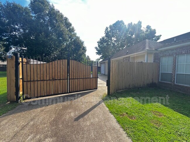 Building Photo - 6011 Riverbrook Dr