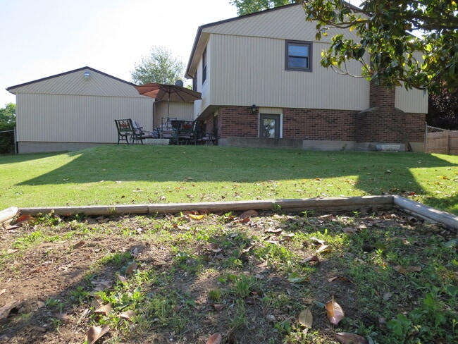 Building Photo - Nice split level home with garage and fenced backyard, Virtual Tour!