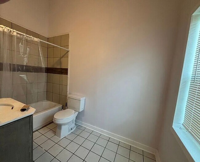 Building Photo - Large 4 Bedroom 4 bath house