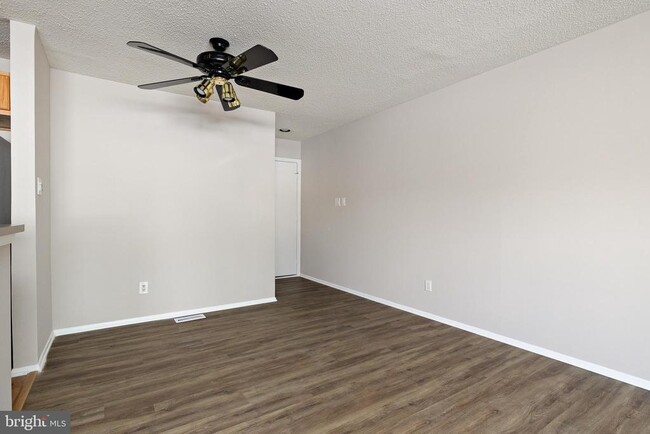 Building Photo - 211 Woodhollow Dr