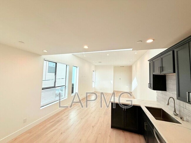 Building Photo - 3414 London St