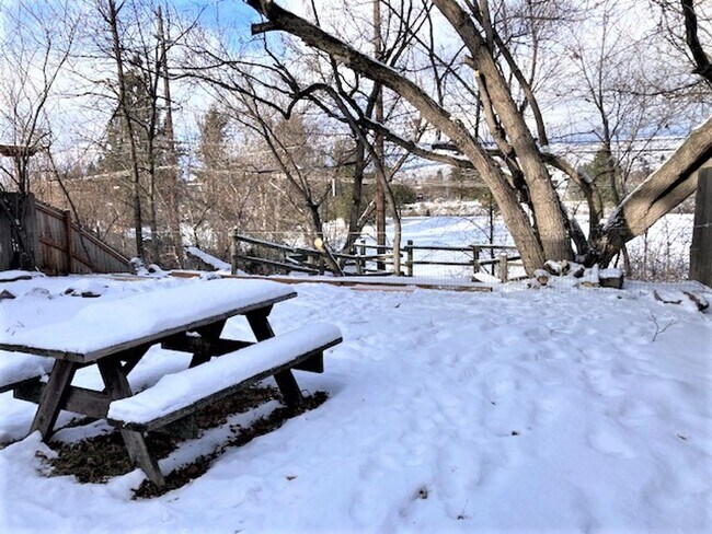 Building Photo - Newly Renovated 3 Bed, 2 Bath With Amazing...