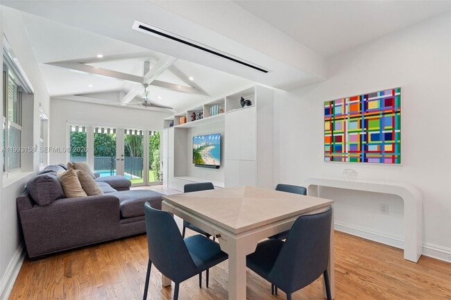 Building Photo - 634 W 47th St