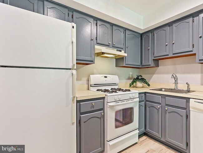 Building Photo - 303 Trinity Ct