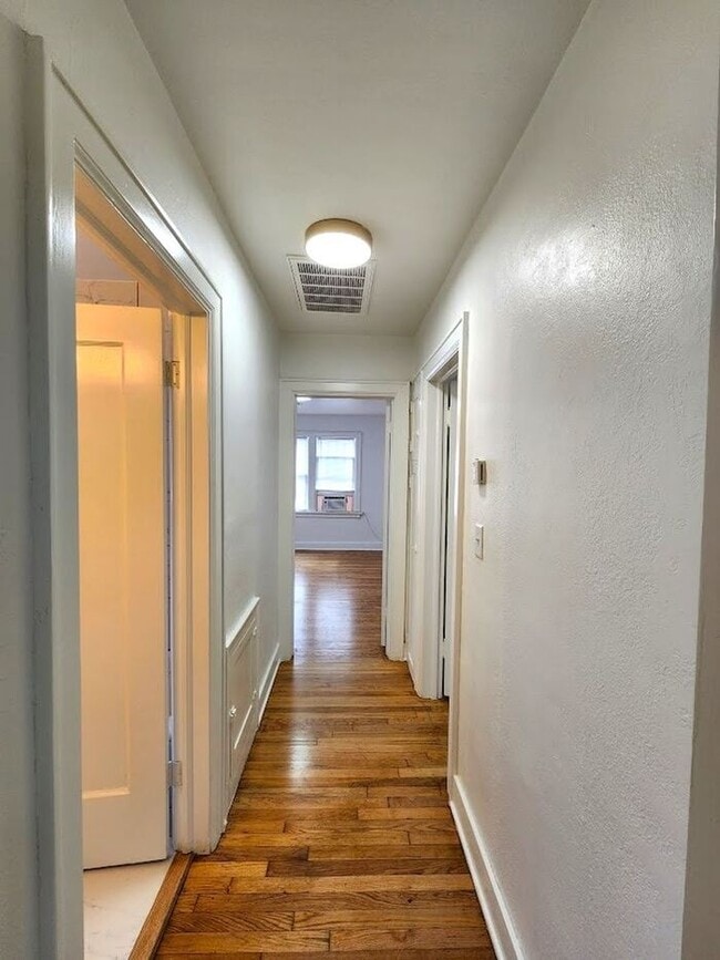 Building Photo - Remodeled 1 BED 1 BATH DUPLEX MIILER'S BLVD HISTORIC DISTRICT