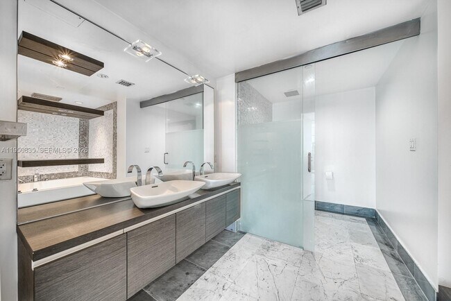 Building Photo - 200 Biscayne Blvd Way