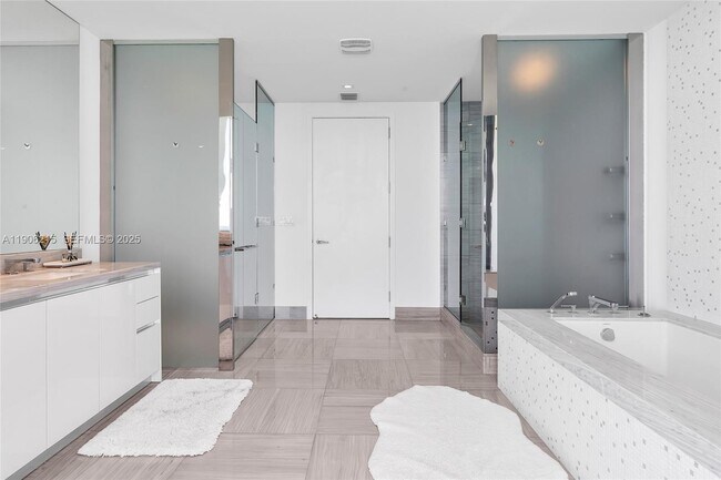 Building Photo - 16901 Collins Ave