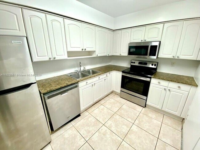Building Photo - 9225 Collins Ave