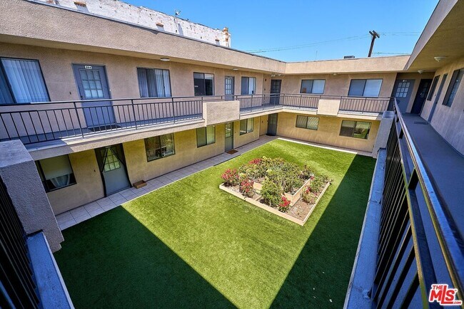Building Photo - 326 S Manhattan Pl