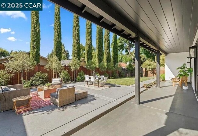 Building Photo - 132 Quinterra Ln