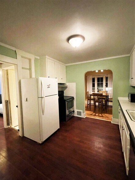 Building Photo - 704 NE 53rd St