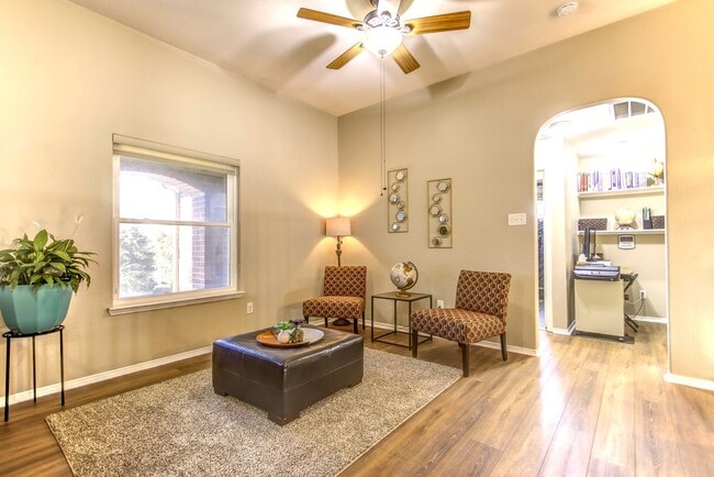 Building Photo - Beautifully Maintained 4 bed/3bath 2 Story Brick home