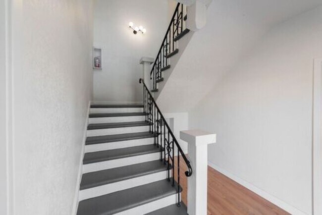Building Photo - 830 N Coronado St