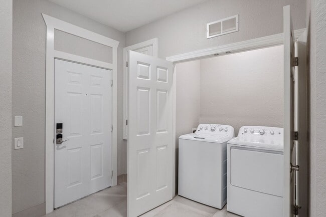 Building Photo - Upscale & renovated 3Bedrooms / 2Baths condo-unit in MetroWest community!