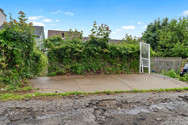 Building Photo - 2217 Hawthorne Ave