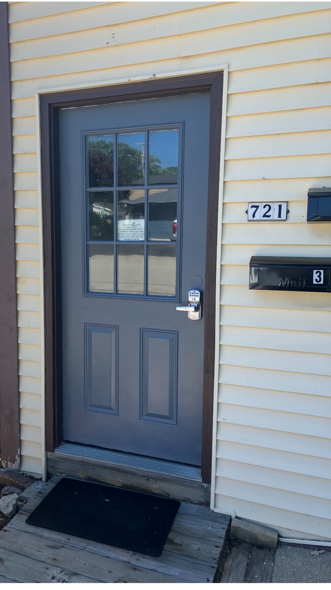 Building Photo - 721 Oneida St