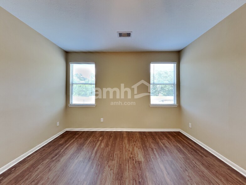 Building Photo - 912 Summer Wood Blvd