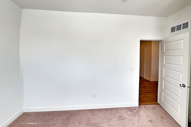 Building Photo - 842 Holmdale Dr