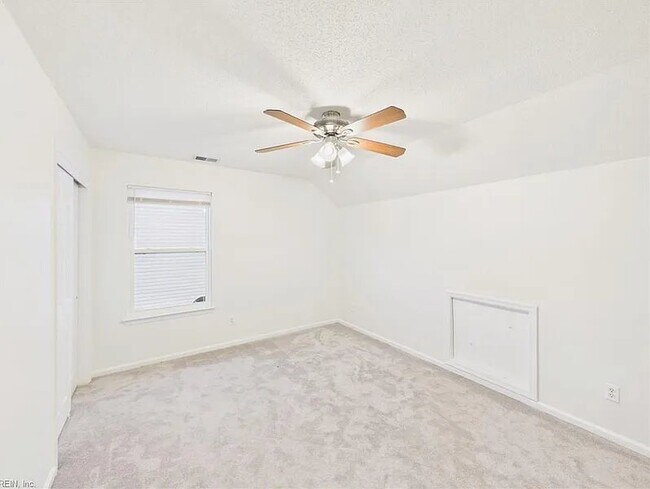 Building Photo - 2536 7 Kings Rd