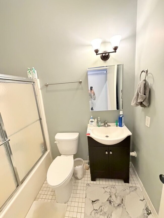 Building Photo - North Thomas 472-492